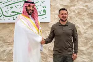Un reclamo de Zelensky y el regreso de un dictador desterrado, en una cumbre del controvertido príncipe saudita