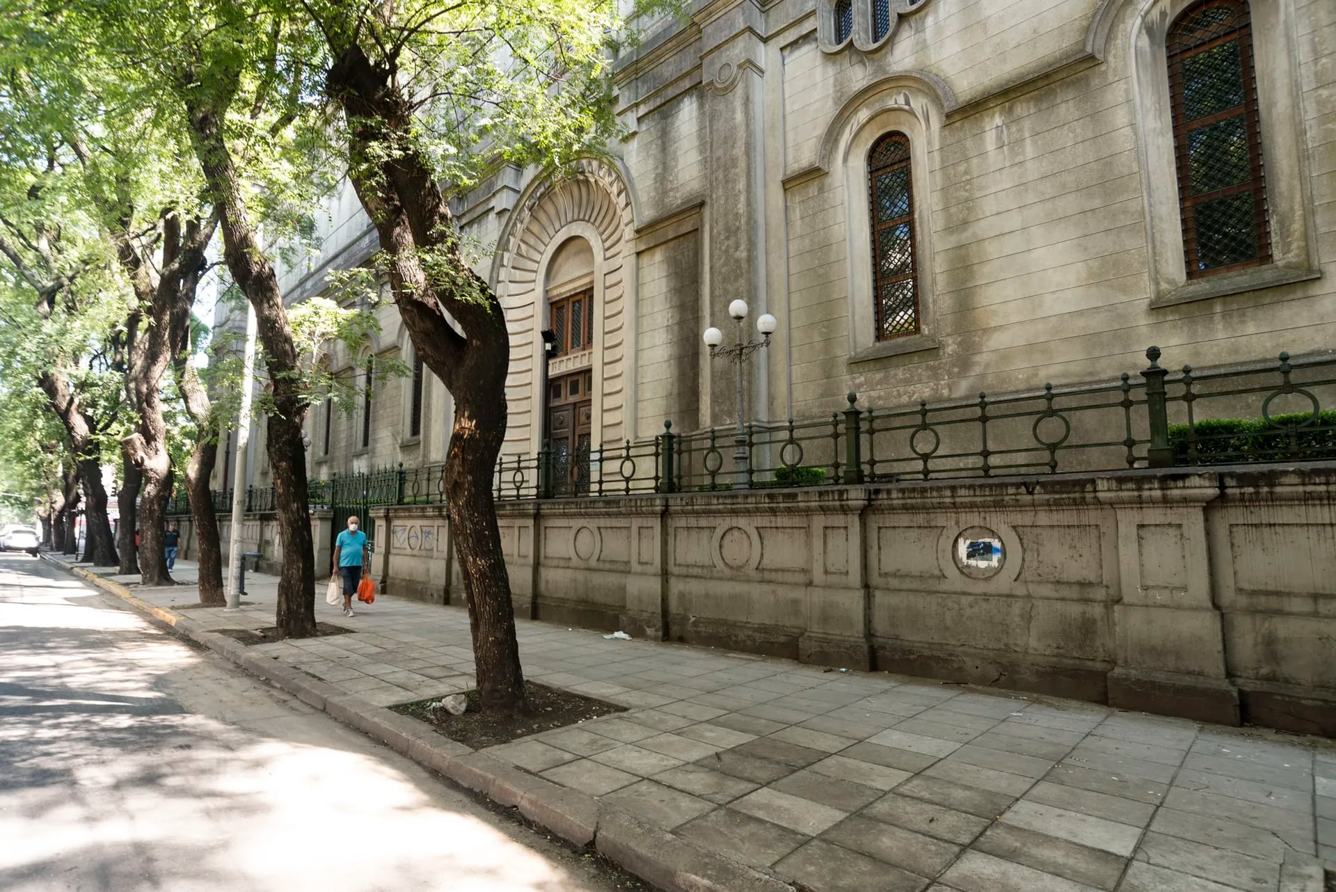 El edificio está ubicado entre las avenidas Goyena, José María Moreno y las calles Beauchef y Valle

