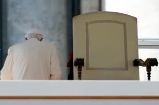El papa Benedicto XVI sale tras celebrar su última audiencia general en la plaza de San Pedro del Vaticano el 27 de febrero de 2013. 