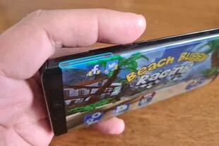 La pantalla abrazo el lado izquierdo del teléfono, y puede usarse para montar dos gatillos virtuales en los juegos; se pude cambiar la posición a voluntad