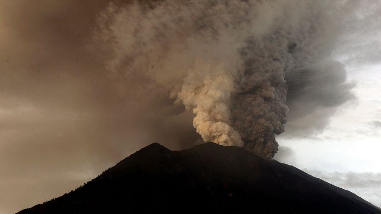 Unas 40.000 personas que viven en los alrededores del volcán ya fueron evacuadas