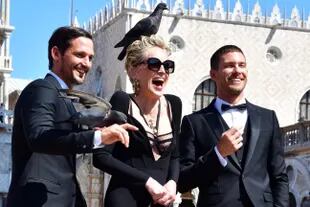 Sharon Stone, divertida y rodeada de palomas en el rodaje de una producción para Dolce and Gabbana en Venecia