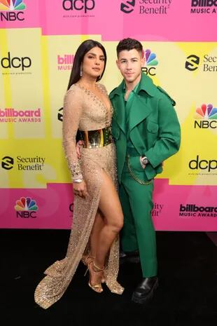 Priyanka Chopra Jonas y Nick Jonas posan en el backstage de los Billboard Music Awards 2021; el músico, vestido por Fendi, fue el anfitrión de la noche y su esposa, una de las presentadoras