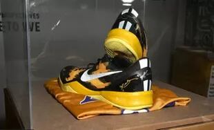 Zapatillas de baloncesto autografiadas por Kobe Bryant en una exposición en Los Ángeles, California, el 28 de julio de 2022.