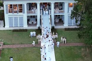 Todos los invitados vestidos de blanco llegan al cóctel de recepción de la boda de Ben y Jennifer, celebrada en la casa de la plantación de Ben Affleck, cerca de Savannah, Georgia