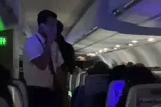 La furia de un auxiliar de vuelo con los pasajeros: “Hicieron de este viaje un infierno”