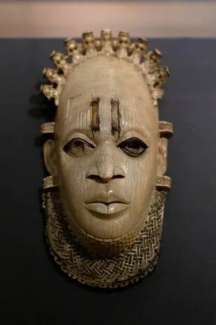 Una máscara de marfil tallada, usada por el Oba, o gobernante, de Benin durante las ceremonias