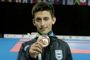 El joven Lucas Guzmán exhibe su medalla