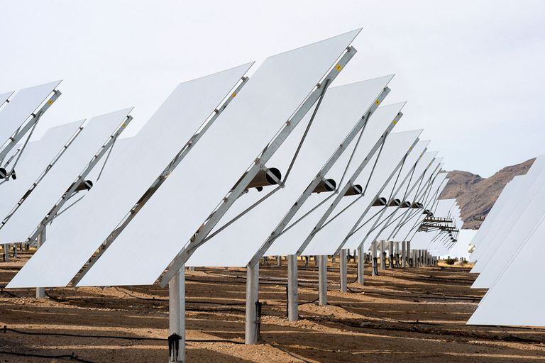Una vista del Sistema de Generación de Energía Solar Ivanpah se encuentra en el desierto de Mojave en California, donde Google invirtió en la construcción del complejo