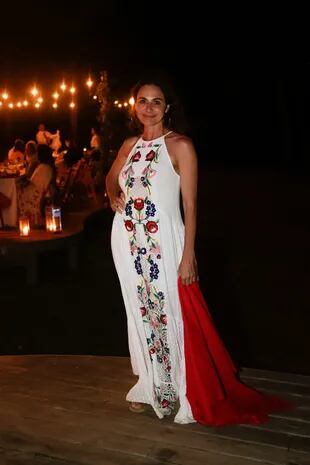 Natalia Lobo, impecable con su vestido blanco bordado marcando tendencia