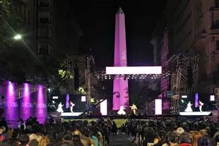 El Mundial de Tango en Diagonal Norte con el Obelisco de fondo