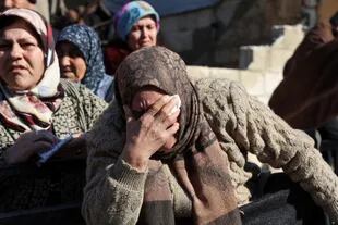 Mujeres sirias lloran junto a los cadáveres que yacen en la parte trasera de un camión el 7 de febrero de 2023, en la ciudad de Jandaris, Siria,  en la parte de la provincia de Alepo controlada por los rebeldes, mientras continúa la operación de búsqueda tras un terremoto mortal.
