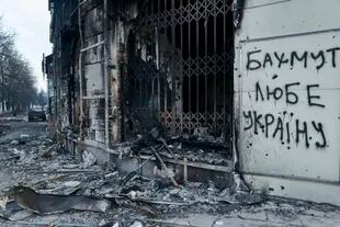 El centro de la ciudad de Bakhmut, afectado por los bombardeos rusos, en Donetsk, Ucrania, el 10 de febrero de 2023