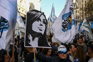 “Cristina presidenta”: la imagen y la consigna que inundó una Plaza de Mayo llena de críticas para el Gobierno