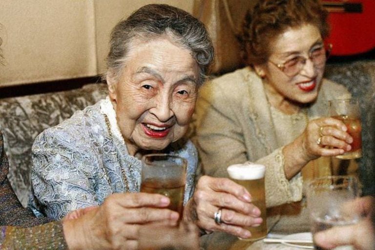 Hideko Arima celebrando su cumpleaños número 101 en su pequeño bar en Tokio