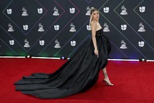 La actriz y cantante Danna Paola en un vestido negro con falda bombé y larga cola, que acompañó con sandalias a tono