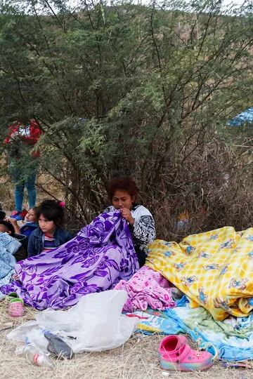 Migrantes hondureños que se dirigen a Estados Unidos descansan en el camino en Vado Hondo