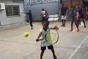 Conmovedor: el video viral de chicos danzando en una escuela tenis de Camerún