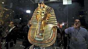 El Gran Museo Egipcio recibió el lecho funerario de Tutankamón.