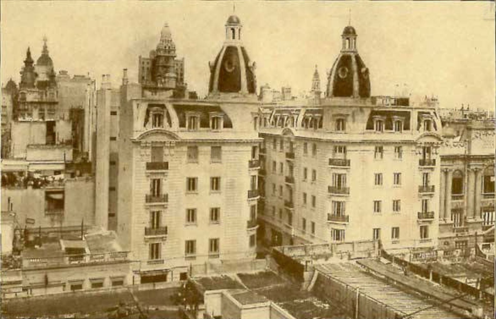 Una vista del Pasaje Rivarola hacia 1926. Al fondo, a la izquierda, el Palacio Barolo.