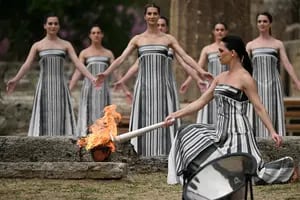 Se encendió la llama olímpica en Grecia y parte hacia París, donde ya se palpitan los Juegos