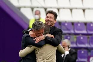 En el estadio José Zorilla de Valladolid, el 22 de mayo de 2021, el día de la consagración; arriba, el "jefe", que abraza a su amigo Nelson Vivas y al profe Ortega, sus laderos 