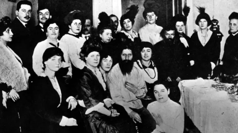 Rasputín (centro) con admiradores: sus poderes de seducción eran objeto de leyendas.