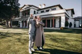 Adele y su novio posan frente a su nueva casa