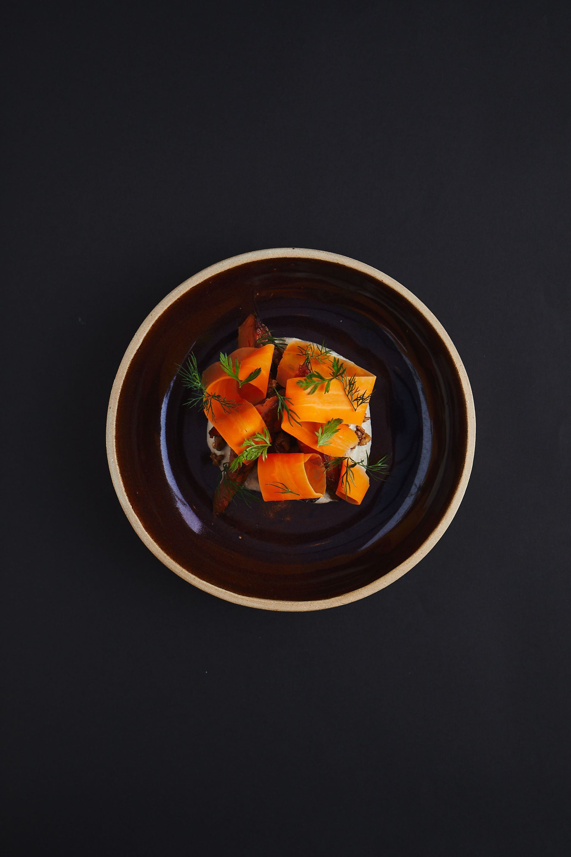 Zanahorias confitadas, puré de girasol, zanahorias fermentadas y eneldo, otro de los platos de Gioia.