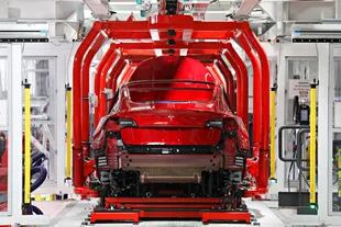 Tesla Motors es una de las empresas que reconoció que estudia un ajuste en su personal debido a la crisis