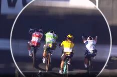 Caos en el Tour de Francia: cuatro ciclistas juntos, "codazo" y una dura sanción