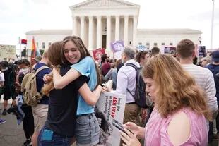 Partidarios en contra del aborto legal se abrazan frente a la Corte Suprema de EE. UU. en Washington, DC, el 24 de junio de 2022