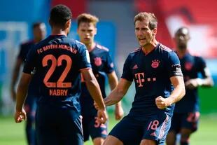 Serge Gnabry y Leon Goretzka festejan el tercer gol de Bayern Munich en el partido frente a Bayer Leverkusen, por la fecha 30 de la Bundesliga.