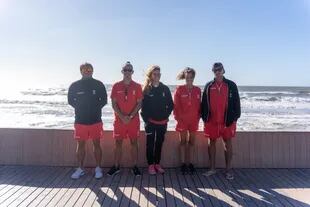 Guardavidas de varías playas con la vestimenta que les proporcionó Santander