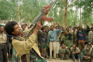 Un miembro de la milicia etíope se preparaba para atacar Eritrea, en 1998
