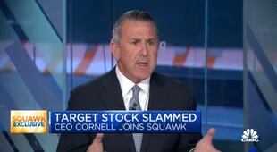 Brian Cornell, CEO de Target, explicó que parte del inventario de la compañía se encuentra estancado (Crédito: Captura de video CNBC)