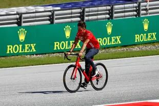 Charles Leclerc utilizó una bicicleta para realizar el reconocimiento del Red Bull Ring; el monegasco es el piloto estrella de Ferrari para 2020