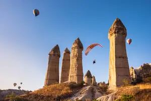 Vértigo en parapente entre las rocas y los globos aerostáticos de Cappadocia