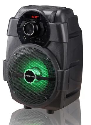 SONIDO Y LUZ. El parlante Panacom SP 3049 F cuenta con tecnología TWS (True Wireless Stereo), una batería recargable, radio FM, karaoke digital, puerto USB y luces (desde $2969).