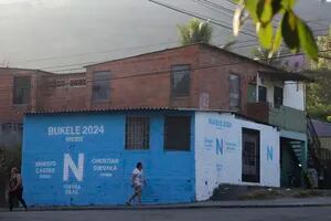 Familias partidas y presos inocentes: los salvadoreños se sienten más seguros, pero también pagan el precio de un Estado policial