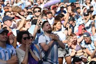 Miles de hinchas argentinos pendientes de la selección en el Fan Fest de Palermo; entre el sufrimiento y el gozo