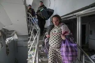 El momento en el que Marianna Vyshemirsky baja las escaleras del hospital de maternidad dañado por los bombardeos en Mariupol, Ucrania, el miércoles 9 de marzo de 2022