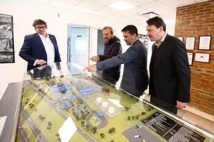 El secretario de Energía, Darío Martínez, y el subsecretario de Energía Eléctrica, Federico Bernal, visitaron una central termoeléctrica en Ezeiza con el intendente Gastón Granados