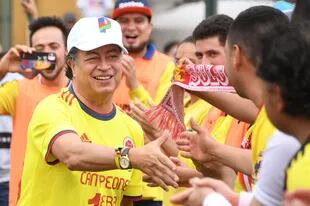 Il candidato presidenziale colombiano di sinistra Gustavo Petro saluta i suoi sostenitori prima di una partita di calcio amichevole a Bogotà, il 5 giugno 2022.