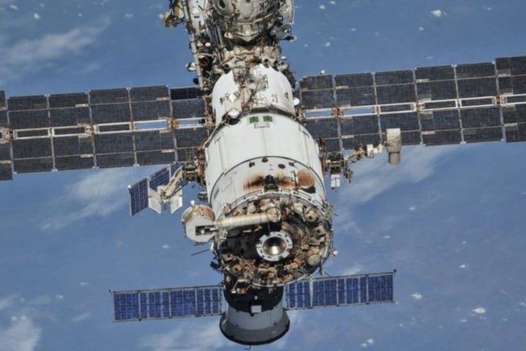 La NASA retrasa una caminata espacial para reparar la antena de la estación espacial por riesgo de desechos rusos