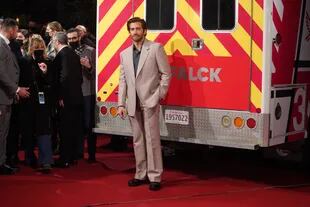¿Un paramédico? No, Gyllenhaal posó con una ambulancia durante la avant premier de Ambulance en Berlín
