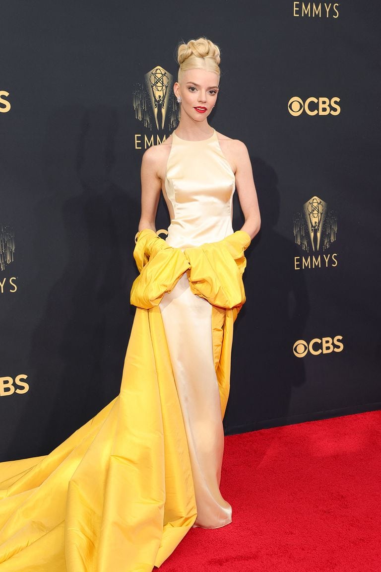 Anya Taylor-Joy optó por un sofisticado y elegante vestido en tonos amarillos