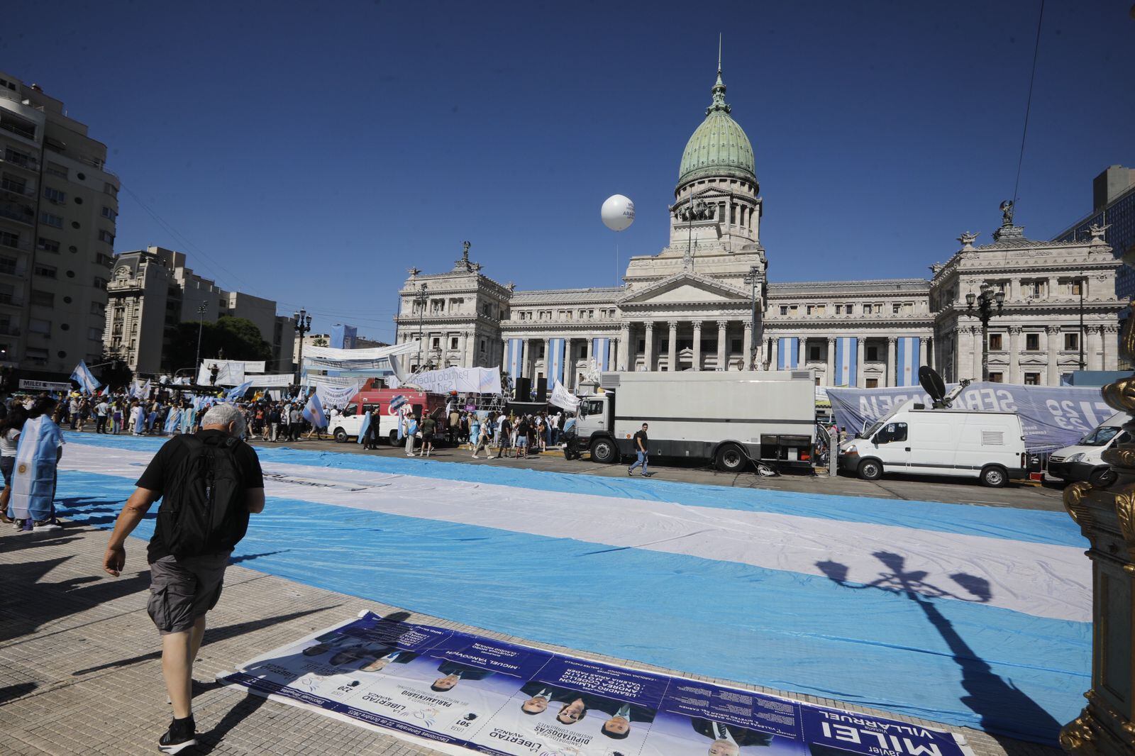 La bandera Argentina en la vereda frente al Congreso