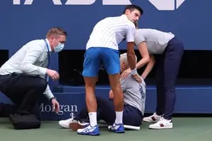 Insólito. Djokovic, descalificado del US Open por agredir a una jueza de línea