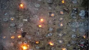En Nueva Delhi se realizaron incineraciones en masa a medida que se acaba el espacio en los crematorios